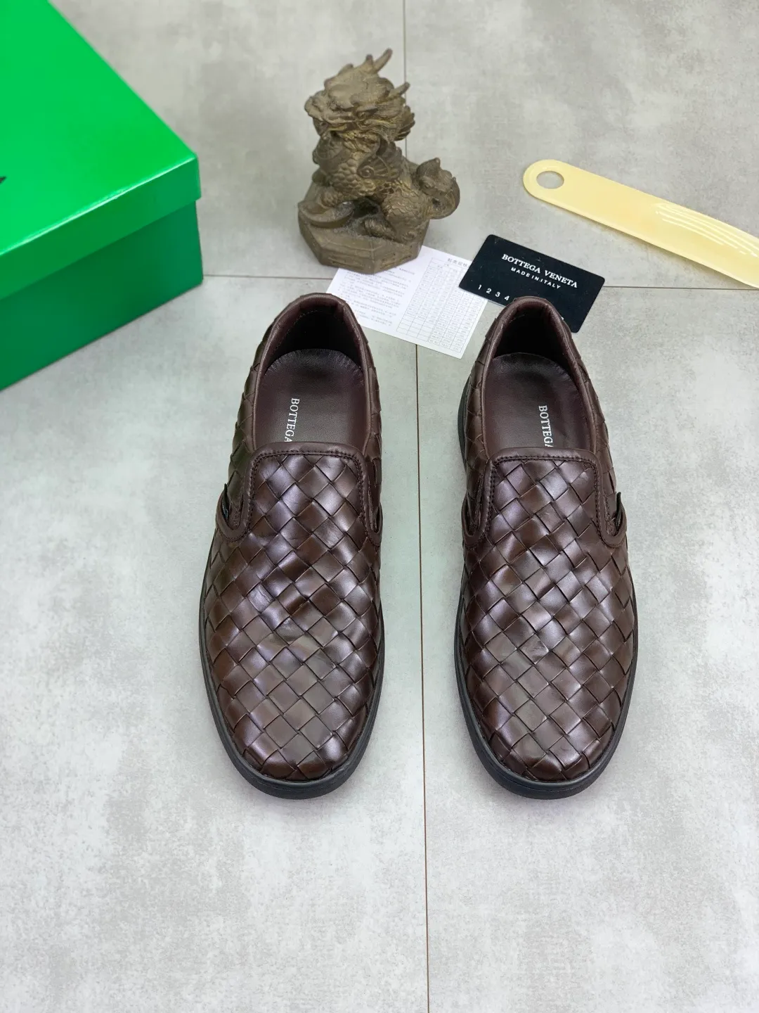 Men's shoes 💰P520 [New model] Water-dyed cow leather 💰High-quality business casual shoes 💎💎💎 BOTTEGA VENETA official website synchronizes the latest top version of BV in the market, accepts material comparison, shoe type comparison, process comparison, practical and textured, versatile and suitable for any occasion, the more you look at it, the more flavorful it becomes. Pure hand-woven craftsmanship - Upper material, hand-woven calfskin imported from Italy 🇮🇹 - High-quality water-dyed cowhide lining - Original private model customized outsole -Size: 39-45 Color: black or brown optional